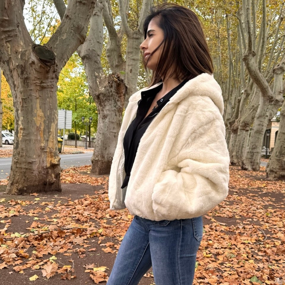 Abrigo corto pelo con capucha