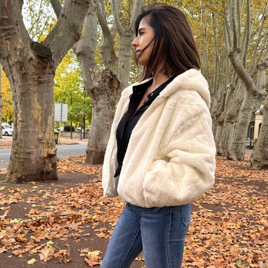 Abrigo corto pelo con capucha