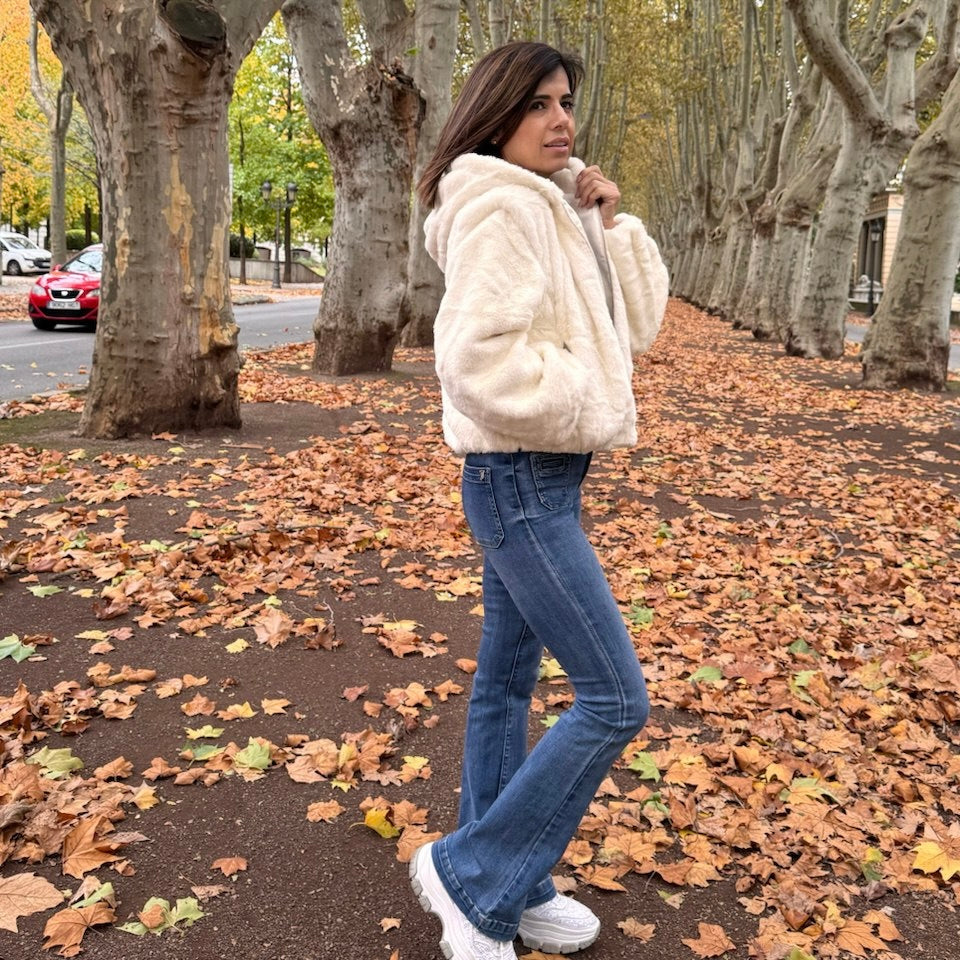 Abrigo corto pelo con capucha