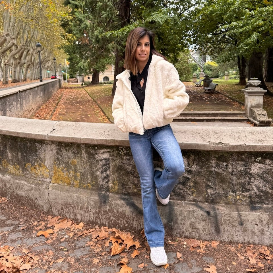 Abrigo corto pelo con capucha