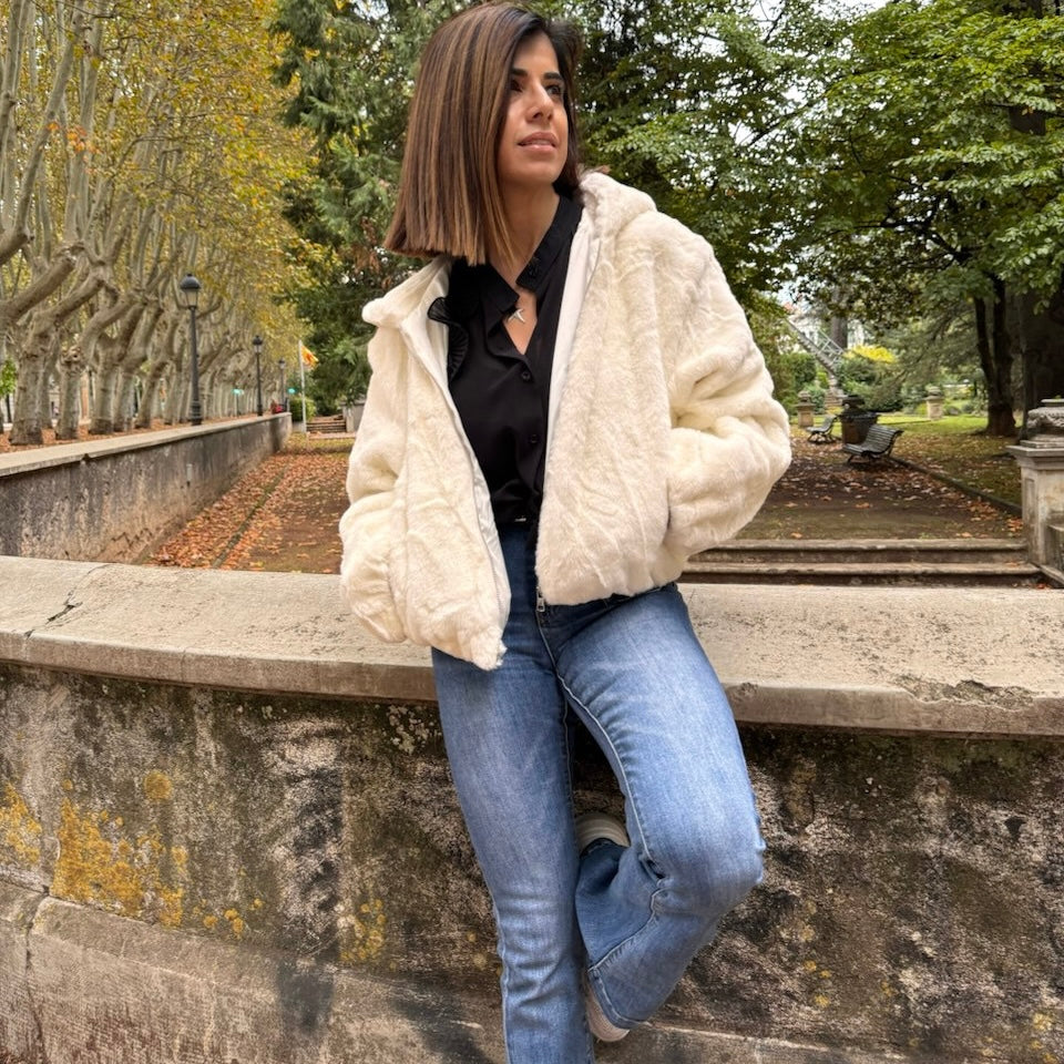 Abrigo corto pelo con capucha